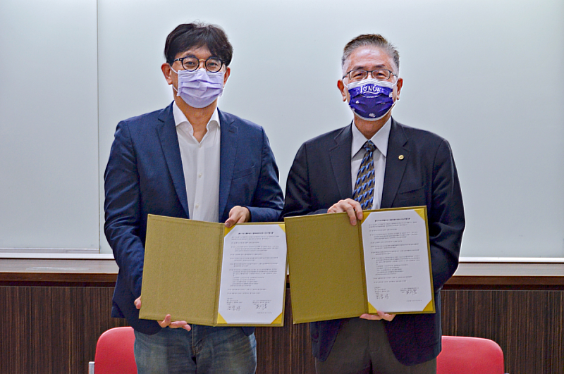 中央大學校長周景揚(右)與威力工業網絡股份有限公司執行長施作君雙方簽署5G智慧工廠合作備忘錄。威力工業並捐贈中大最新開發的5G工業物聯網軟硬體產品。