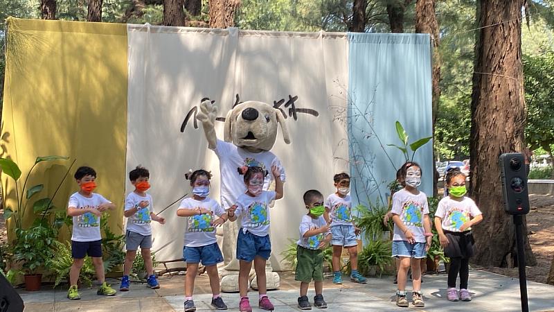 舒潔拉拉與幼稚園小朋友們唱跳森林健康操