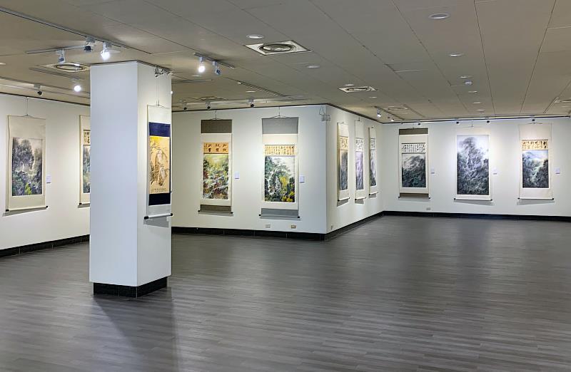 「看山-林昆山個展」多幅作品環繞展場，如同置身山林之中