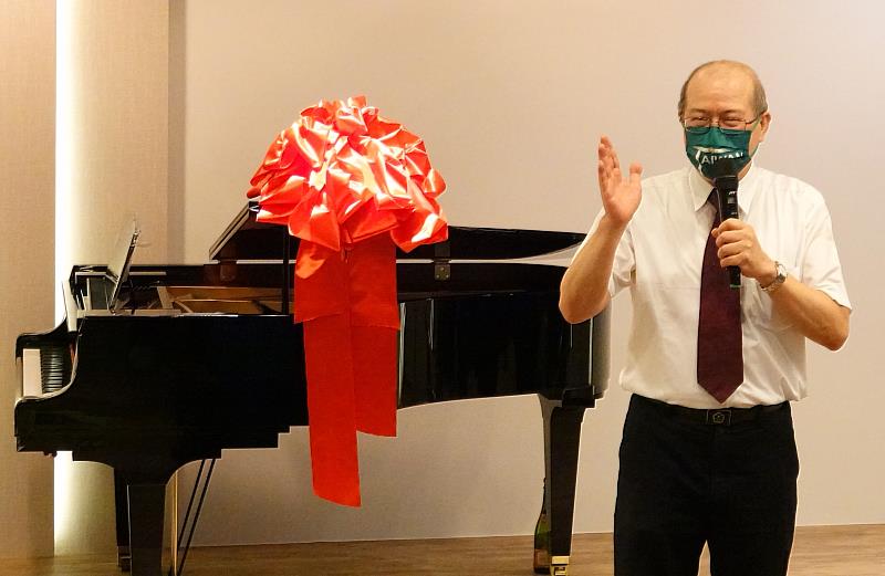 何卓飛校長致詞歡迎聲樂家蒞校演出!