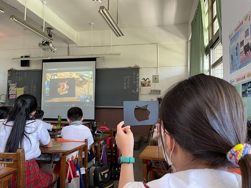 文化局「校園瘋文資」課程與土城國小師生線上互動，讓學童利用考古碎片視覺探索取景框認識斬龍山遺址文化公園