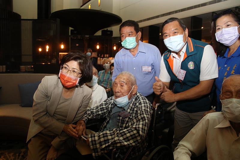 臺東百歲大吉故事寫真書發表 記錄人瑞精彩人生故事 饒慶鈴:重視老人福利 臺東長者越活越快樂年輕