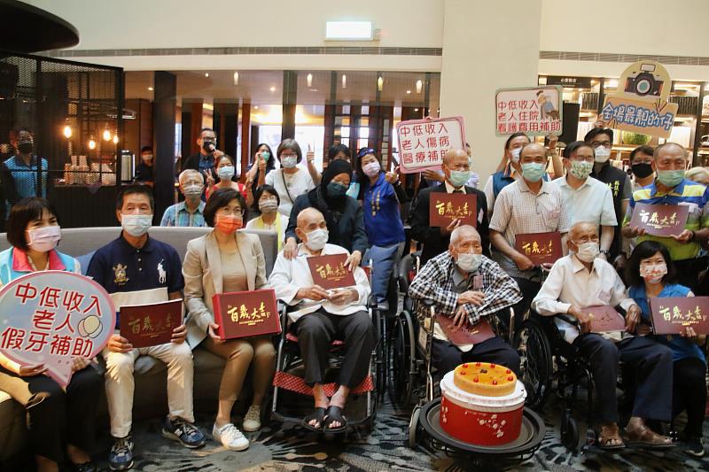 臺東百歲大吉故事寫真書發表 記錄人瑞精彩人生故事 饒慶鈴:重視老人福利 臺東長者越活越快樂年輕