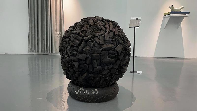 （圖二）2021年有章藝博館典藏展「沉積物」，2019年造形藝術首獎：黃軒宇《滾炭》，有章藝術博物館