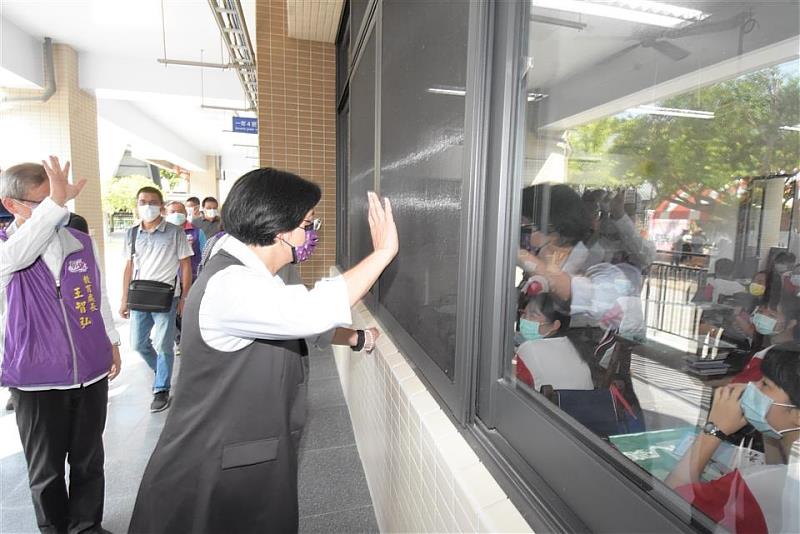 縣長參觀校舍