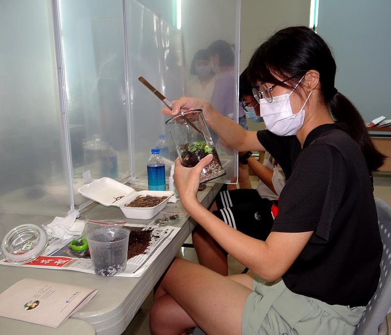 同學將個人創意展現在生態瓶的微世界，打造一座屬於自己的療癒森林。