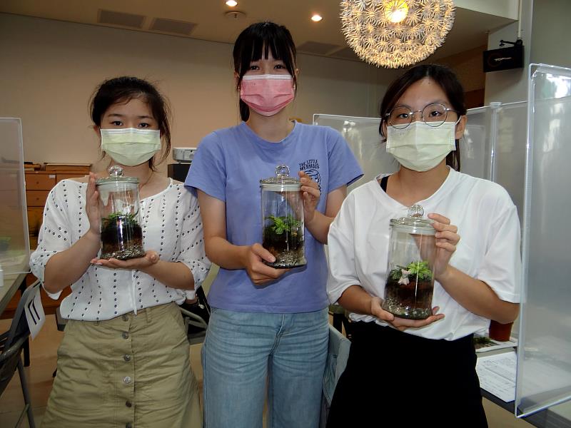 同學將個人創意展現在生態瓶的微世界，打造一座屬於自己的療癒森林。