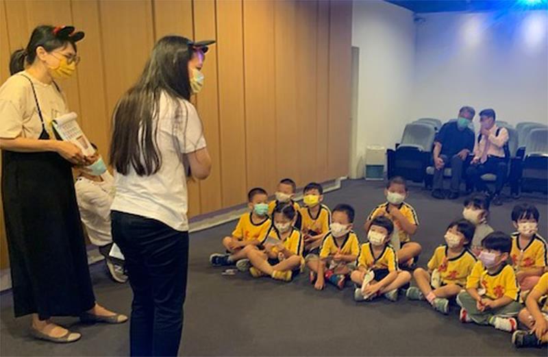 文化部政風處處長葉建華親臨霧峰，與國臺交團長劉玄詠一同與幼兒園學童們在「音樂好有趣—說故事時間」傳達廉潔誠信的重要