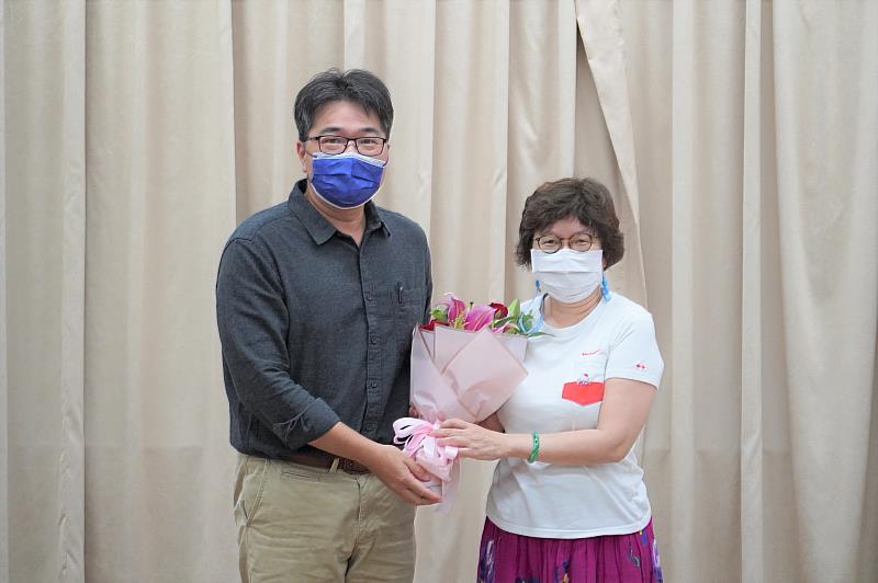 東華大學幼教系林俊瑩主任獻花給幸老師