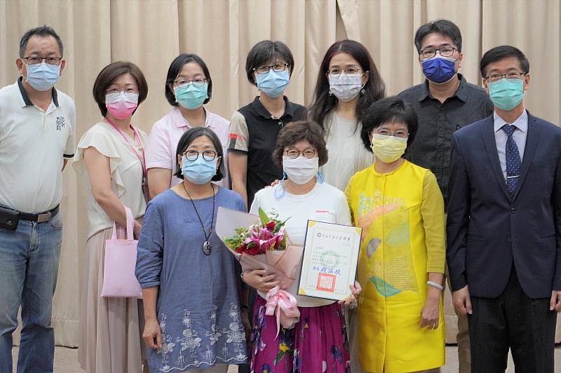 朱副校長、社參中心顧瑜君主任、林意雪老師、幼教系林俊瑩主任、陳慧華老師、蔡佳燕老師、張素貞老師、石明英老師以及李元成園長與幸老師合影