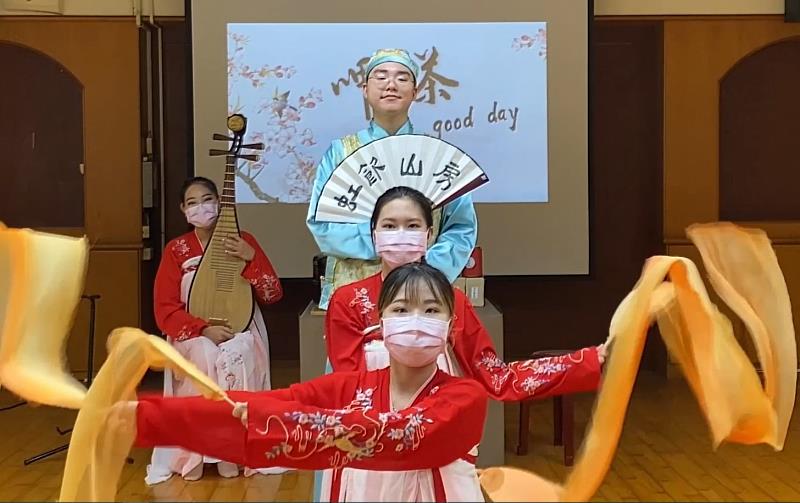 南臺科大國企系「呷好茶，just good Day團隊」以現場琵琶彈奏配合表演帶入簡報之情形。