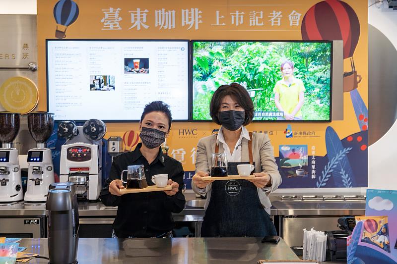 饒慶鈴擔任一日店長行銷臺東咖啡  今起在全國黑沃咖啡喝得到太平洋左岸咖啡