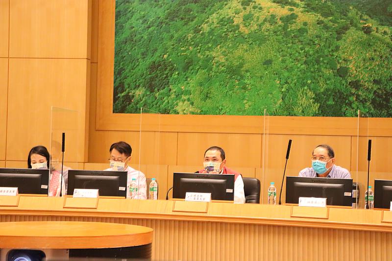 ▲侯友宜市長(右二)特別勉勵各局處應通力合作推展族語以傳承族群文化。(圖新北市政府原民局提供)