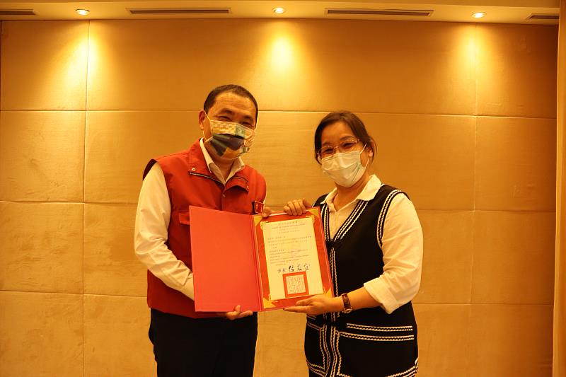 ▲侯友宜市長(左)頒發首屆語發會委員聘書，右為潘秀蘭委員身著噶瑪蘭族意象背心。(圖新北市政府原民局提供)