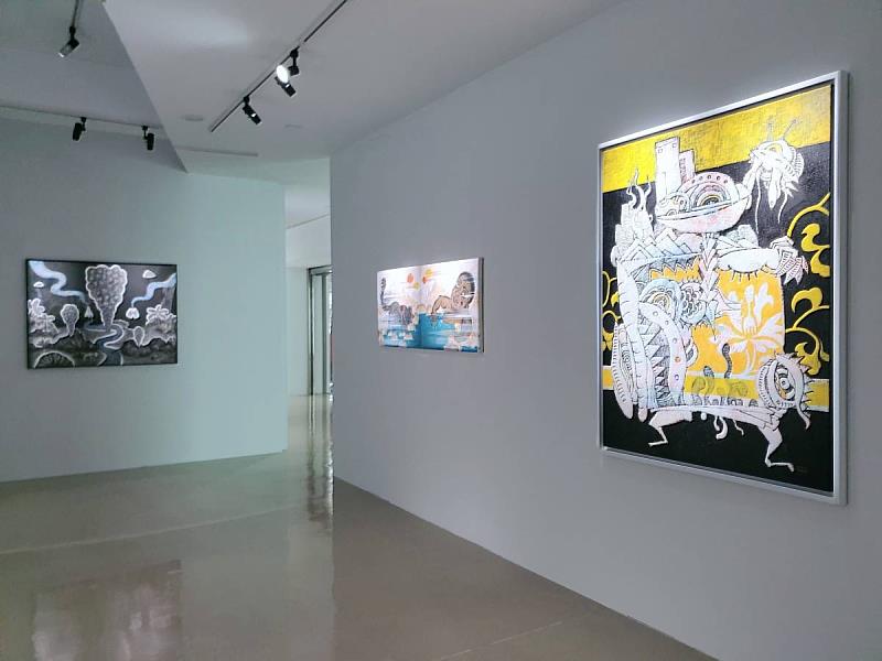 展出藝術銀行購入首次曝光作品：(左)林宏信，玉米田，油畫；(中)華建强，這個夏天沒做好防曬_2，膠彩及(右)林威成，心中的日月，膠彩作品等多元媒材作品