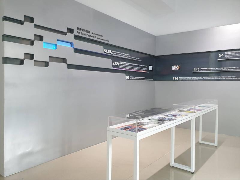 「OPEN_ART_BANK_-剖開藝術銀行」透過數字密碼、影音故事及動畫短片等呈現藝術銀行專業業務內容