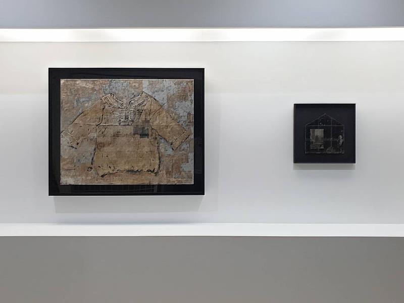 色溫體驗：展出藝術家黃至正，備忘錄3(左)及侵蝕的記憶-堡壘(右)作品，提供觀眾相互對照及感受
