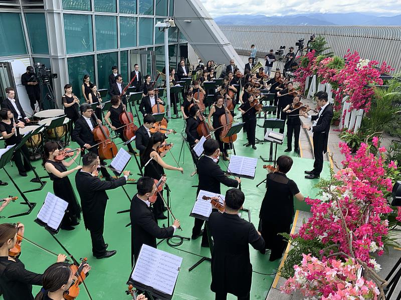 國臺交登上台北101大樓91樓觀景台預演__將於國慶大會上午8時55分演出「音樂百年─天佑福爾摩沙」為110年國慶活動揭開序幕