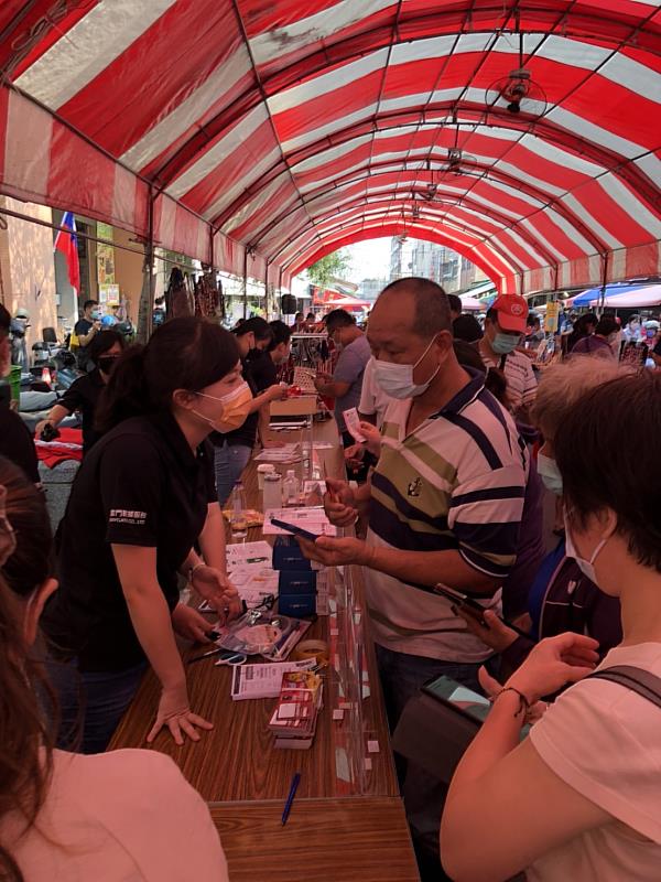 雷門數據服務在現場協助民眾綁定行動支付，讓民眾體驗行動支付的便捷。