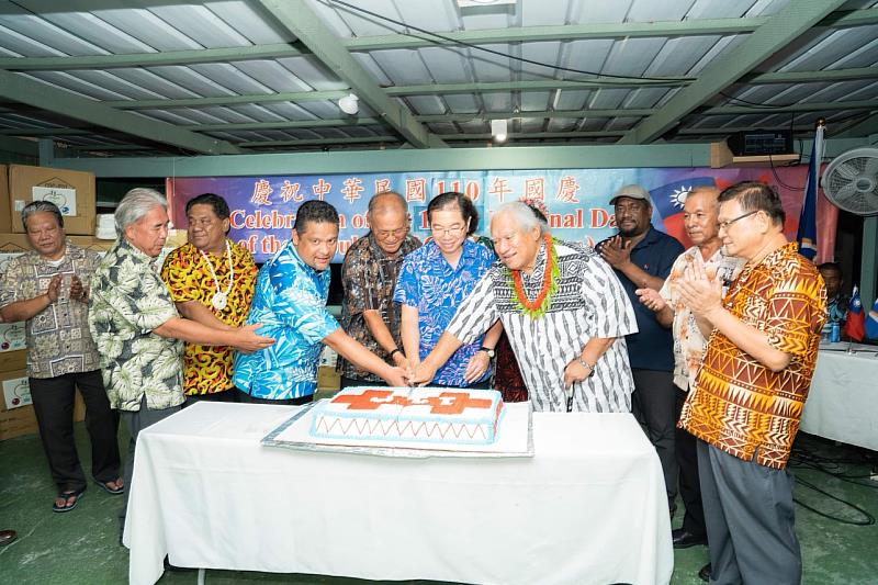 蕭大使夫婦與馬國總統柯布亞（David Kabua）、大酋長Michael Kabua及外長粘瑞（Casten Nemra）等共同為中華民國110年國慶切生日蛋糕