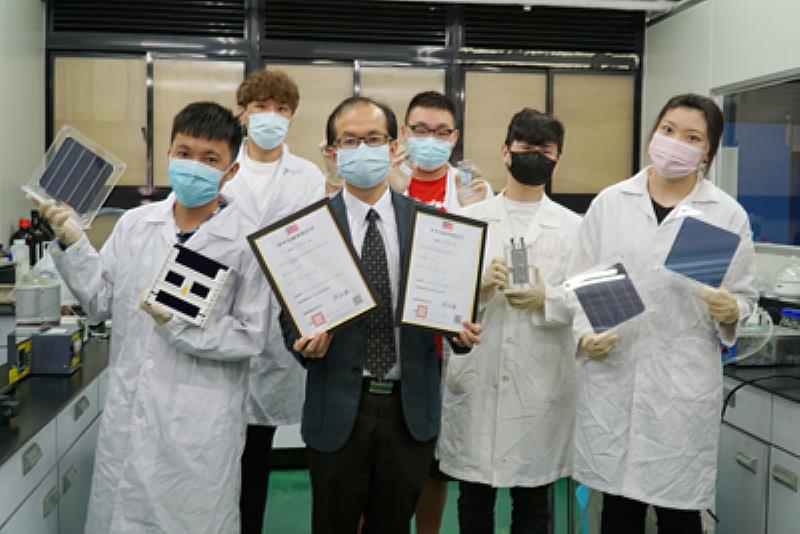大葉大學電機系主任黃俊杰(前排左二)指導學生研發太陽能電池技術