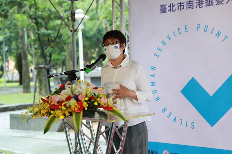 勞動局局長陳信瑜為北台灣第一「銀髮人才服務據點」開幕儀式致詞。