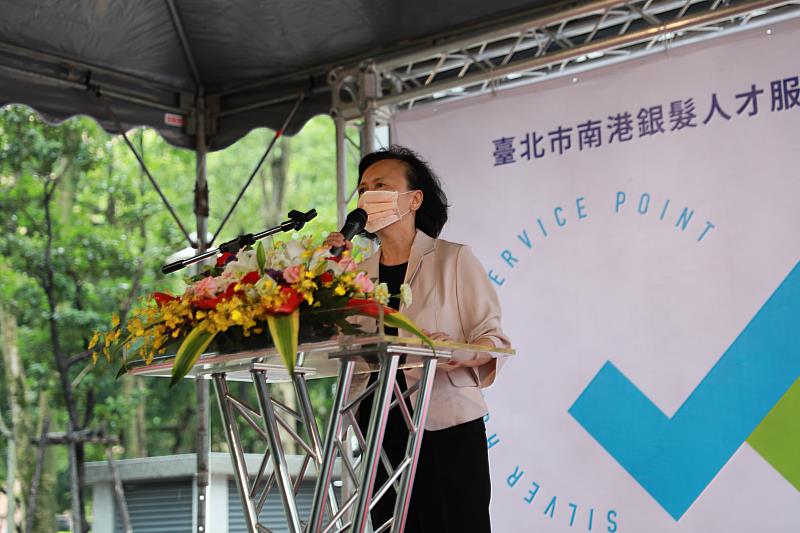 勞動力發展署副署長鍾錦季為北台灣第一「銀髮人才服務據點」開幕儀式致詞。