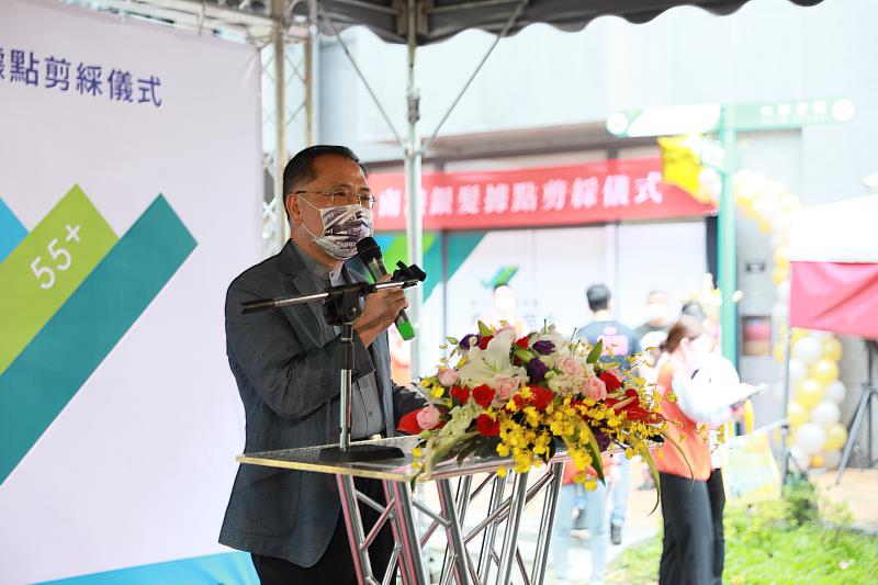 台北市副市長蔡炳坤為北台灣第一「銀髮人才服務據點」開幕儀式致詞。