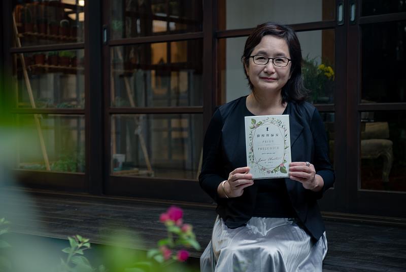 重量級的翻譯作家李靜宜主講讀珍・奧斯汀的《傲慢與偏見》(頂新和德文教基金會提供)