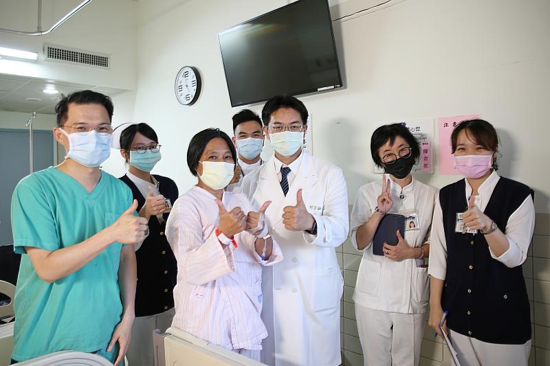 王小姐(左三)很感恩花蓮慈院中西醫合療團隊，包含中醫副院長何宗融 (右三)與神經外科部主任蔡昇宗(左一)一起帶領團隊醫治她。