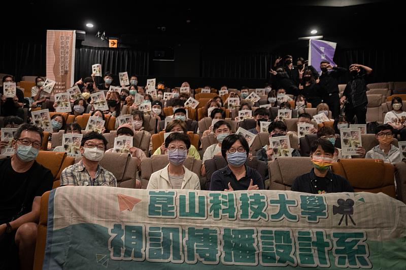 學生於觀影後紛紛留下來與郭珍弟導演互動、交流
