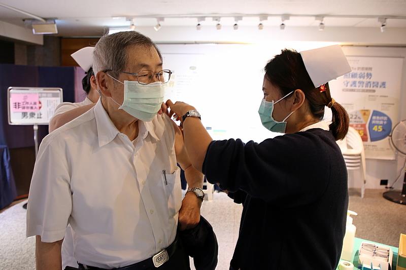 花蓮慈濟醫院於10月13日開設65歲以上長者公費流感疫苗集中施打特別診。