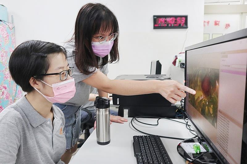 伊甸基金會助氧氣瓶女孩依軒(左) 克服先天心臟病，成為AI標註師。