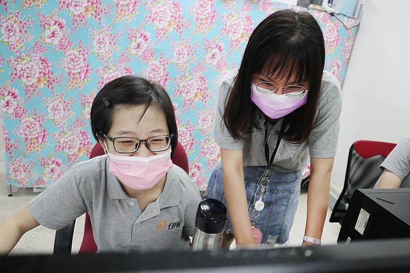 身障庇護員工依軒(左)在伊甸得到人生中的第一份工作，為上萬張圖片進行過標註，透過工作重拾自信。