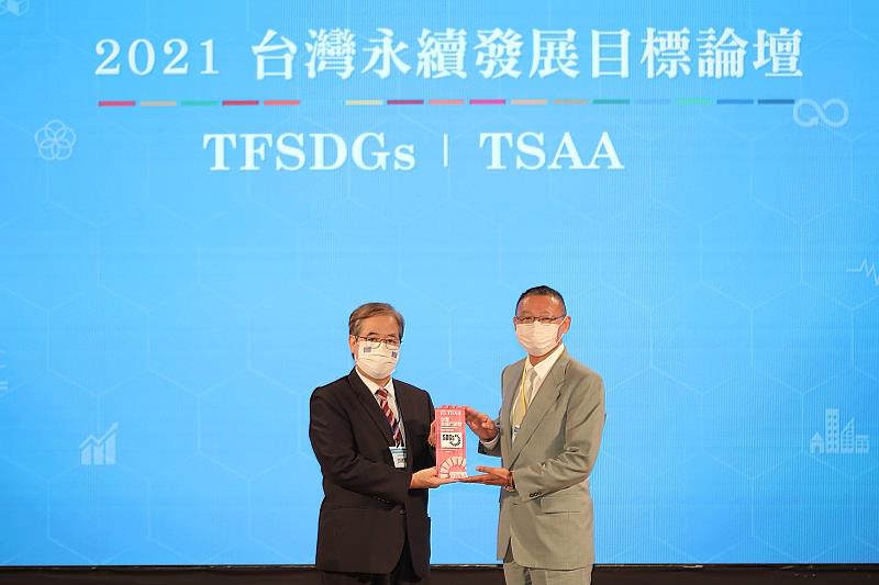 超馬協會榮獲台灣永續行動獎，今(13)日由國家發展委員會游建華副主委頒獎，協會理事長郭豐州（右）代表接受表揚。