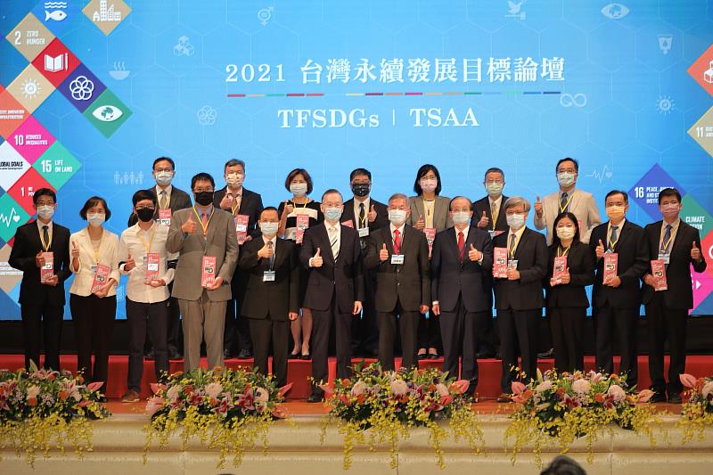 台灣永續能源研究基金會簡又新董事長與領獎人合照，後排左1為鐘俊顏副校長