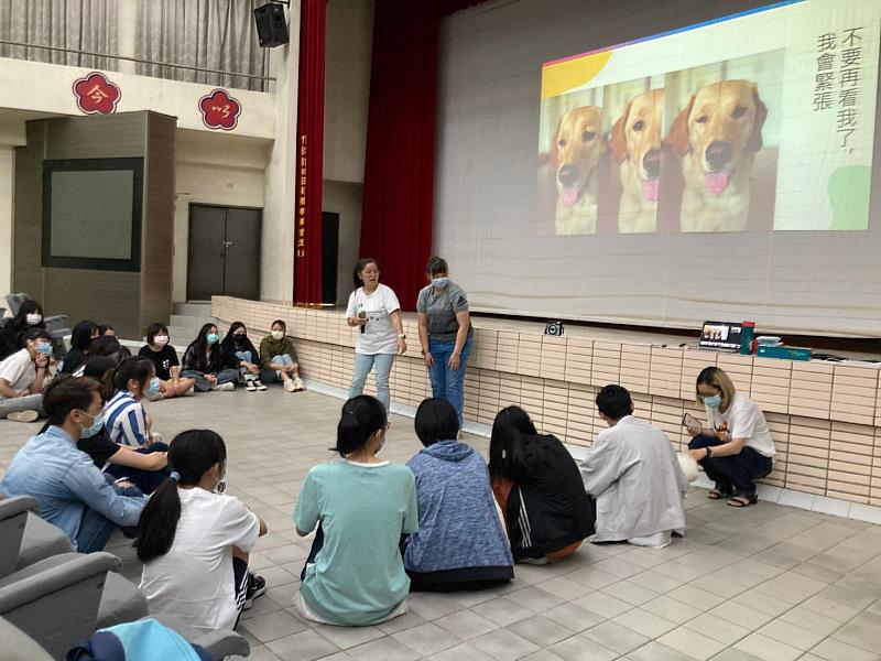 講師帶領學生認識治療犬的身體語言