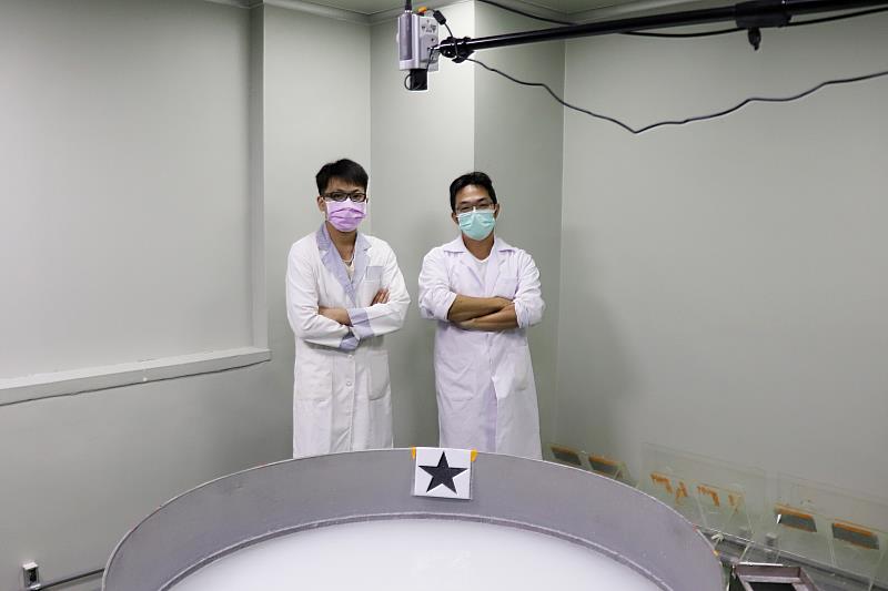 長庚大學黃國正副教授(圖右)與陳昱儒博士生(圖左)這次研究運用多種實驗技術，圖中的水迷宮實驗是其中之一。