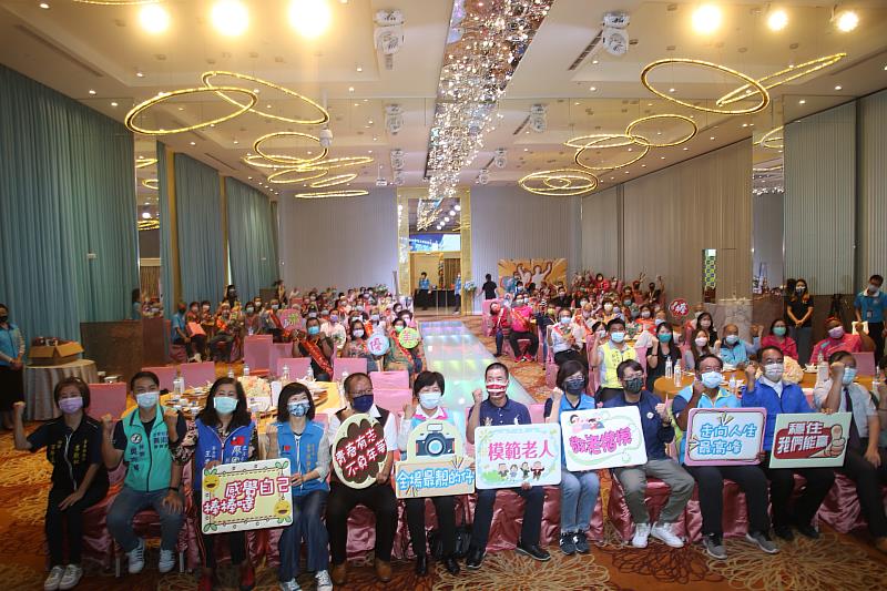 「有您真好 幸福不老」 饒慶鈴表揚110年臺東模範老人及敬老楷模 希望一起健康快樂變老