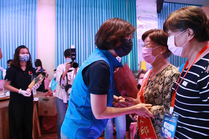 「有您真好 幸福不老」 饒慶鈴表揚110年臺東模範老人及敬老楷模 希望一起健康快樂變老