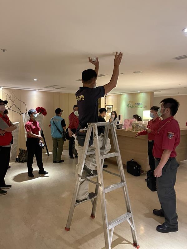 昨(14)日下午15時30分，召集消防局、工務局、經發局及警察局等公安小組單位，擇定三重區天台廣場、三重區天台通商大樓等2處複合型高樓進行聯合稽查作業，以期落實公共安全。