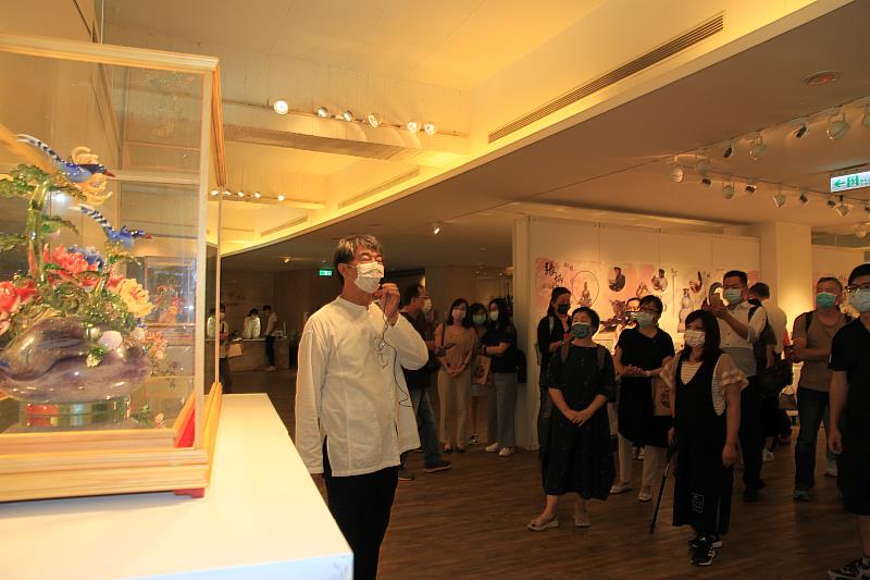 張炳鈞老師在元培為琉璃複合媒材創作個展導覽