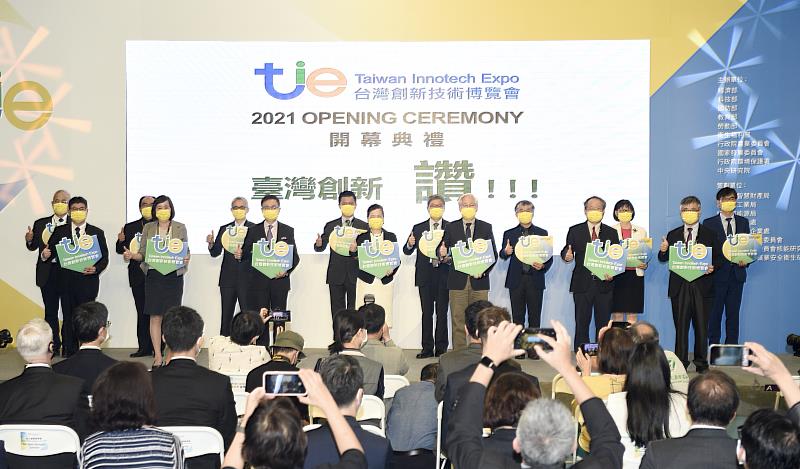 2021台灣創新技術博覽會今(10月14日)日於世貿一館及線上展同步盛大展出，主辦及執行單位代表共同揭開序幕。