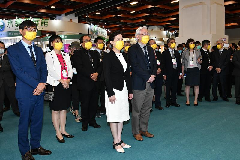 2021台灣創新技術博覽會總計444家國內外廠商，展出1300項創新發明展品及技術。照片前排為主辦單位代表經濟部王美花部長及科技部吳政忠部長。
