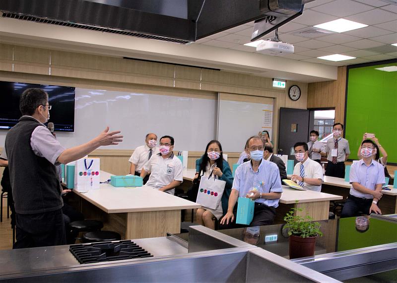中臺科大與55所高中職簽訂策略聯盟-參訪烘焙餐飲多功能教室