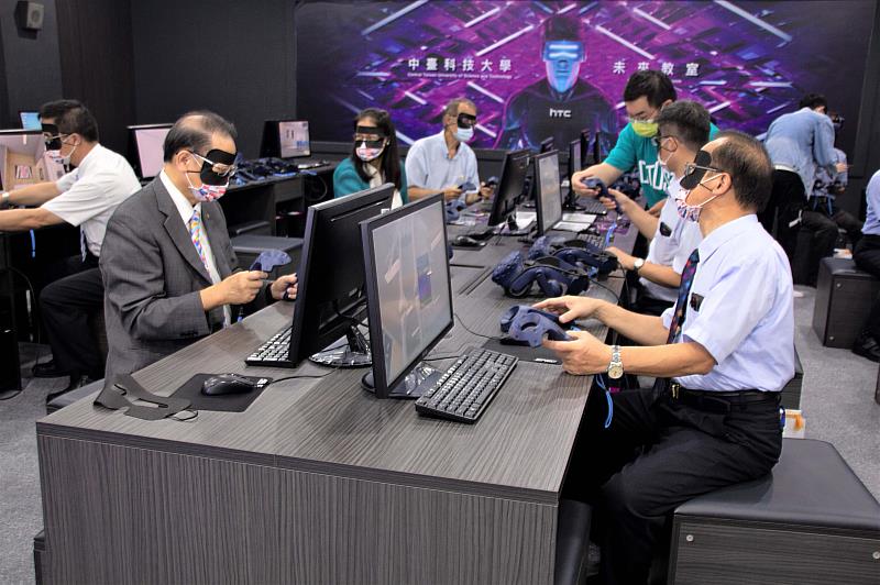 中臺科大與55所高中職簽訂策略聯盟-參訪VR未來教室