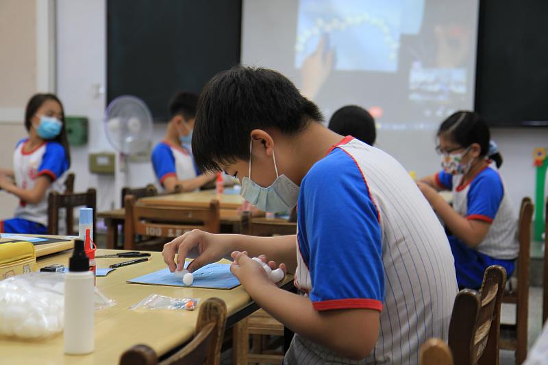 三芝國小學生透過「校園瘋文資」線上課程認識三芝石滬，認真DIY製作石滬實驗模型