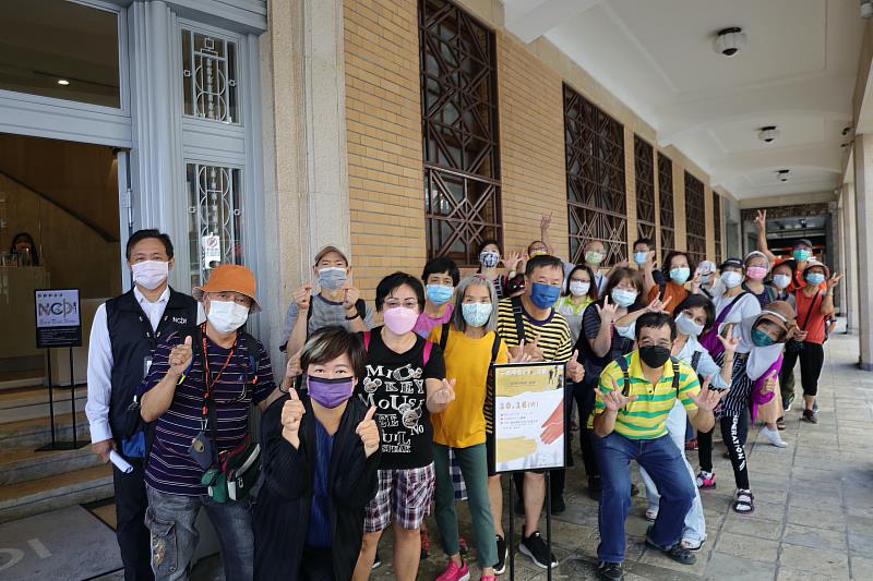 國家攝影文化中心臺北館於今（16）日上午為聽障朋友舉辦「臺灣的模樣」展覽專場手語導覽活動。