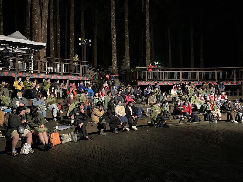活動專屬禮品「森林綠毯」讓觀眾在稍有寒意的阿里山神木林下也能舒適享受戶外影院
