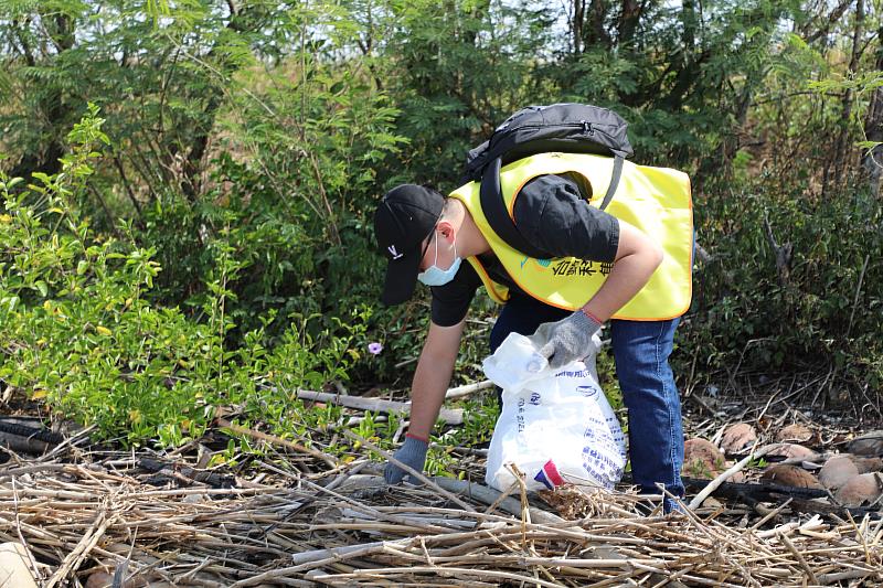 守護海洋生態！還海行動1095淨灘活動今登場 號召上百人清出近400公斤垃圾